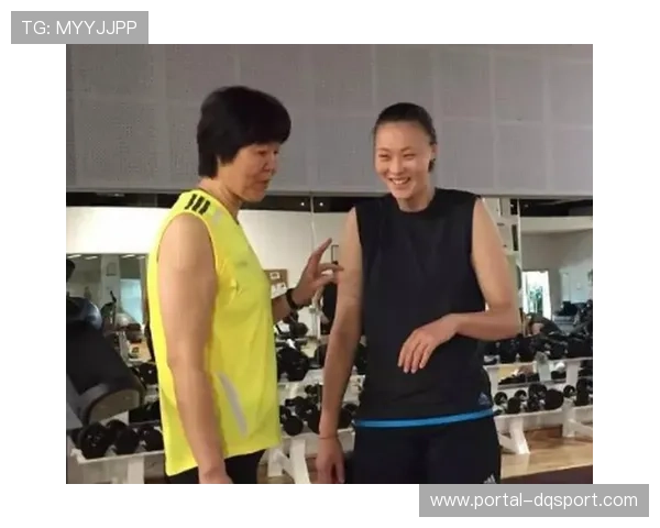 比赛间隙教练指导瞬间,战术调整体现团队协作精神 比赛间隙教练指导瞬间,战术调整体现团队协作精神